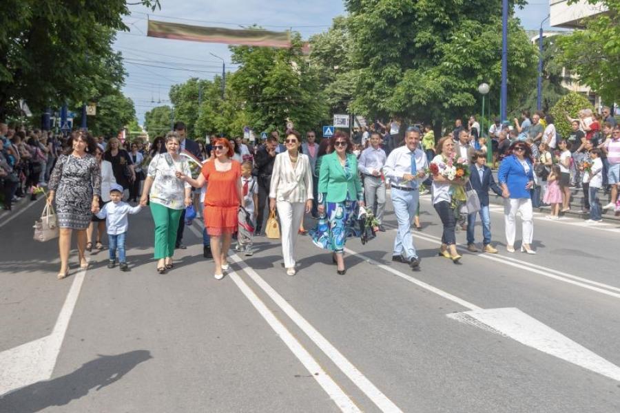 Празничното шествие по случай 24 май затваря утре временно централния булевард „България“